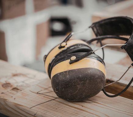 Wat betekent SNR, HML en dempingswaarde bij gehoorbescherming?