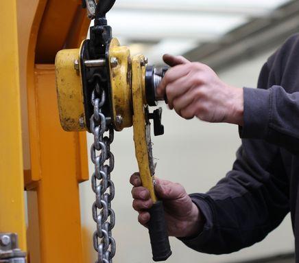 Wat is een rateltakel? Werking en verschil met een handkettingtakel