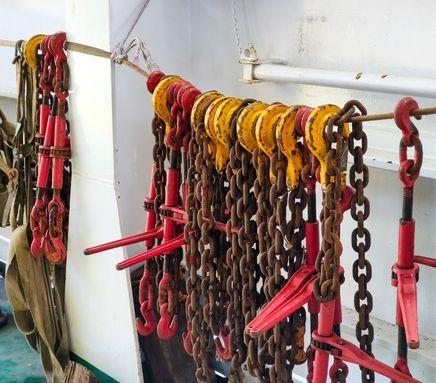 Spankettingen en ladingspanners: het verschil tussen hijsen en sjorren